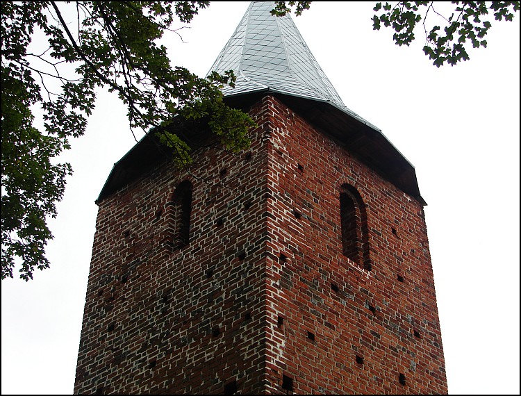 Dziesi�� starych ko�cio��w i jeden megalit