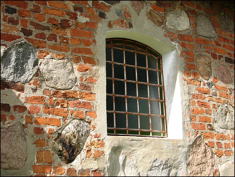 Dziesi�� starych ko�cio��w i jeden megalit