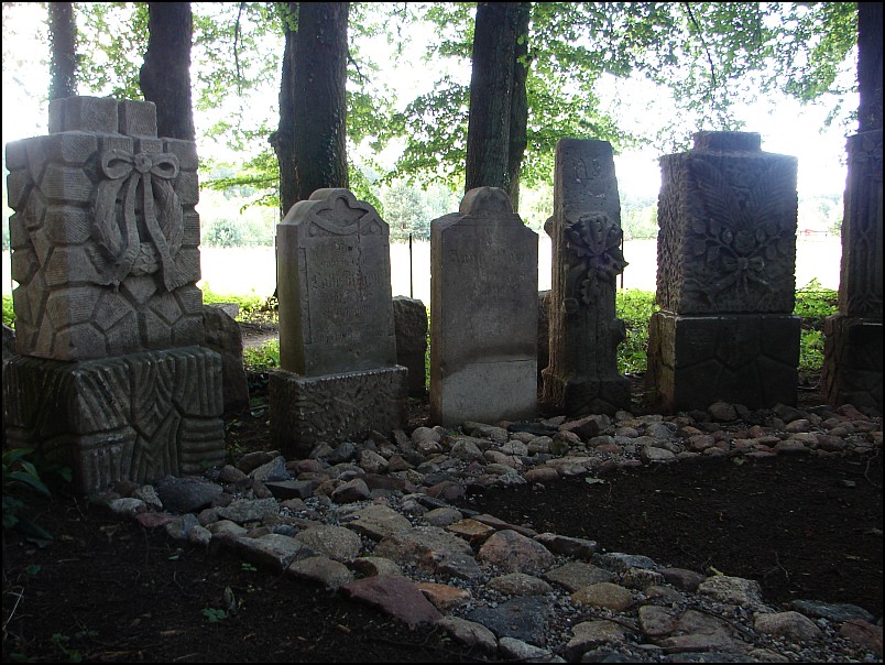 Dziesi�� starych ko�cio��w i jeden megalit