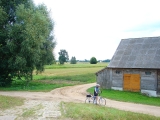 Widok z wału na przysiółek Suć. Droga z lewej strony stodoły (widoczna) prowadzi do Zalesia, z prawej - na Rażny :)