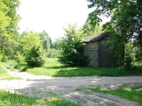 Samotna stodoła na rozdrożu