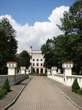 XVII-wieczny pałac i rozległy, piękny park - niegdyś posiadłość Radziwiłłów, obecnie ośrodek szkoleniowy NBP