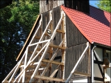 Ponad 200-letni ryglowy kościół w Karnieszewicach. Niestety wieża zaczęła się pochylać i obiektowi grozi zamknięcie przez inspekcję budowlaną (stan na 07.2011).